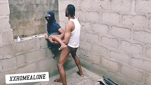 Mouthfully shows her feet in the bathroom